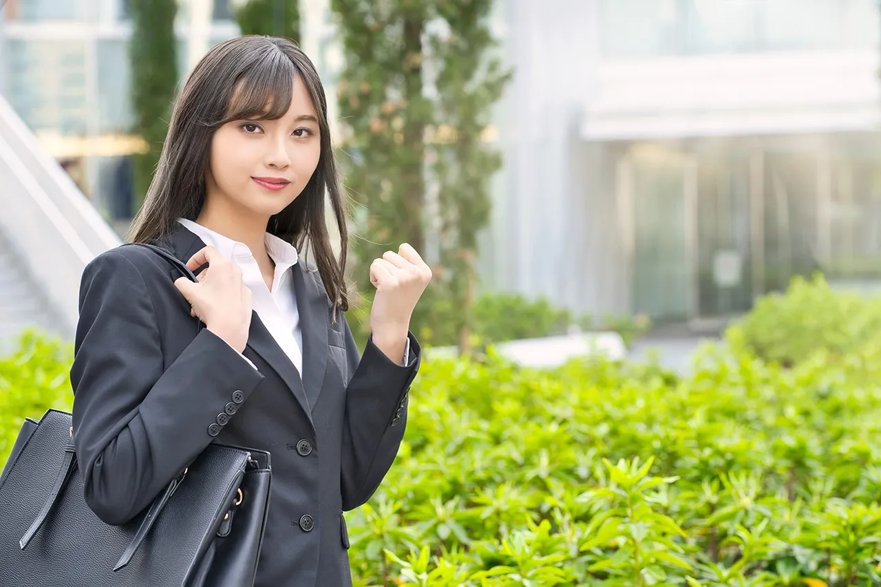 就活の証明写真で面接が受かったガッツポーズ